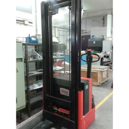 Electric stacker, forklift