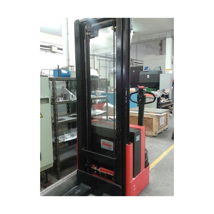 Electric stacker, forklift