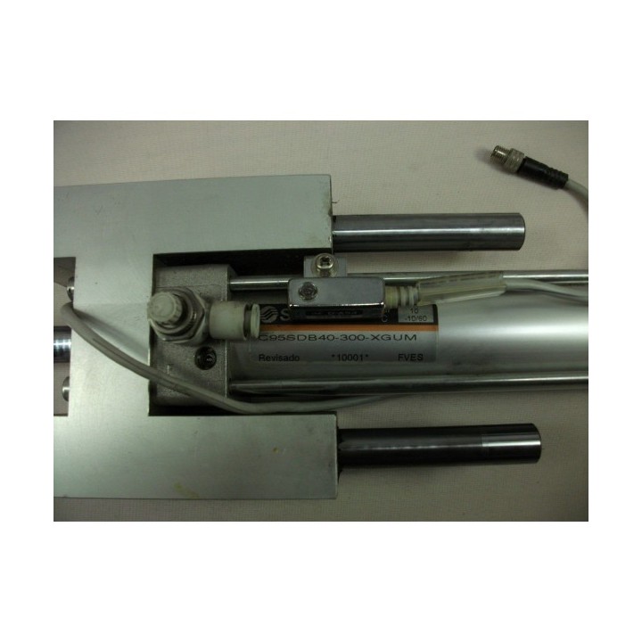 Cilindro con racores y detectores de posición SMC C95SDB40-300-XGUM