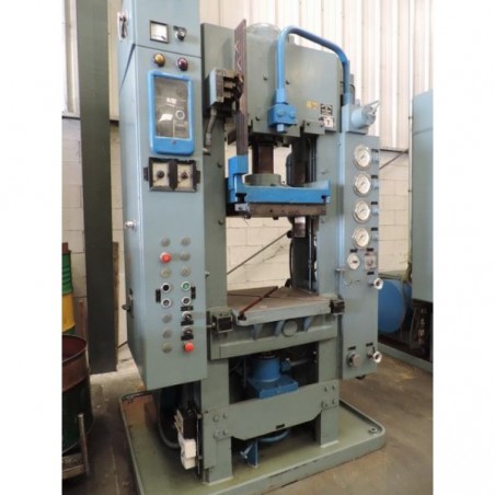 3 PRESSES HYDRAULIQUES POUR COMPRESSION ET TRANSFERT W. BUSSMANN, 60 Tn.