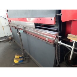 PRESSA PIEGATRICE MALCO 3000x 100t con cnc su tre assi. +39 3312288678.