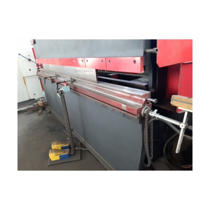 PRESSA PIEGATRICE MALCO 3000x 100t con cnc su tre assi. +39 3312288678.
