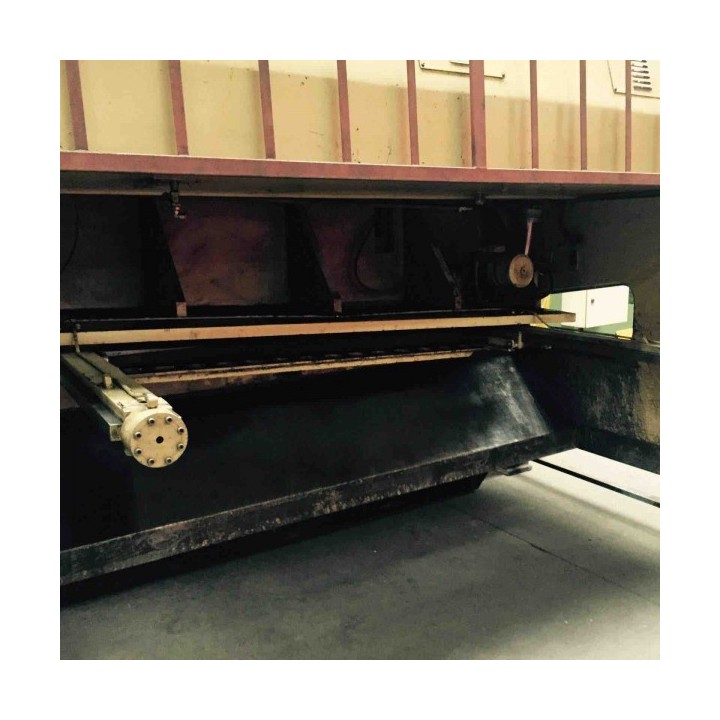 Cesoia Farina 3000 x 10 idraulica con registro motorizzato e incavo 700. Daniele Villa +39 3312288678.