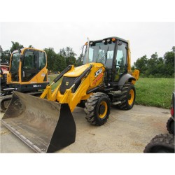 JCB 3CX14-4-T Backhoe - Loading pallets
