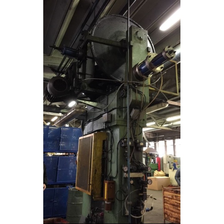 250 Tons - Screw 175 mm.