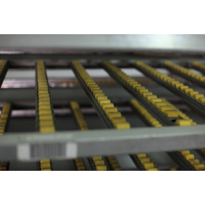 Estantería de minirodillos.