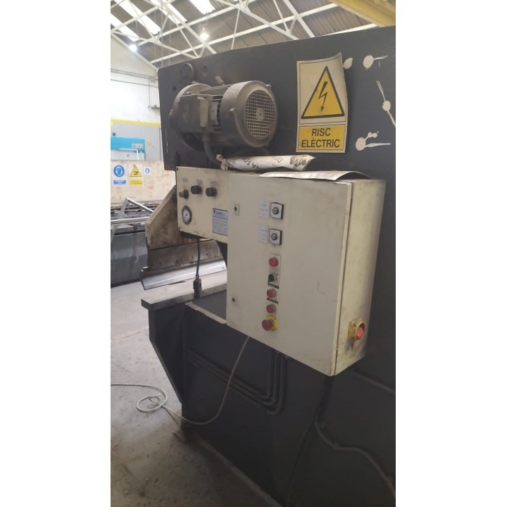 Plegadora hidraulica marca AJIAL, de 3 m