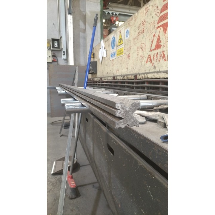 Plegadora hidraulica marca AJIAL, de 3 m