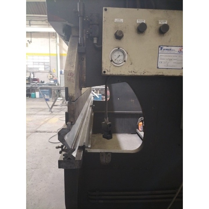 Plegadora hidraulica marca AJIAL, de 3 m