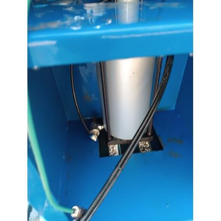 PRESSA PNEUMATICA MARCA M.G. MODELLO P-800